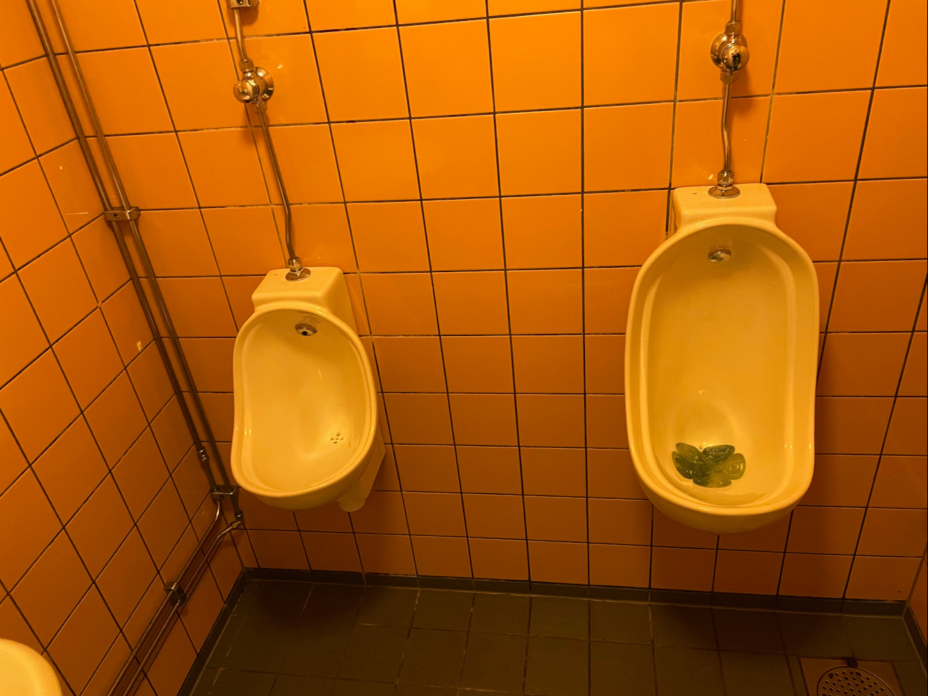 Pissoar vid toaletterna vid entrén på Slussgatan